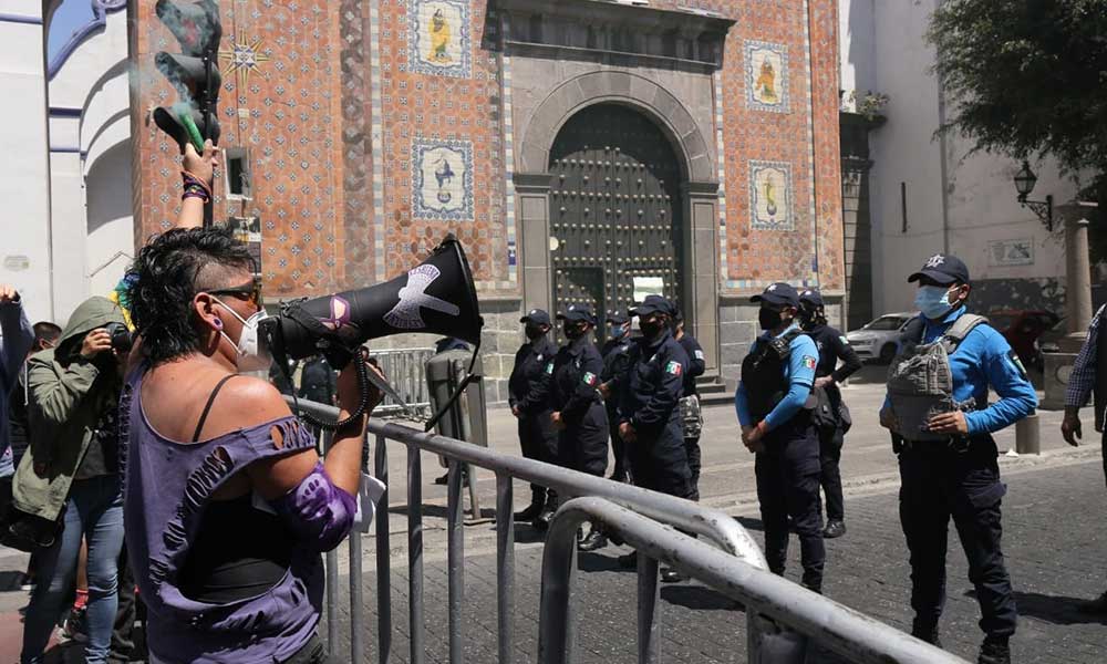 "Las vallas no nos detendrán", vitorean feministas en Puebla 