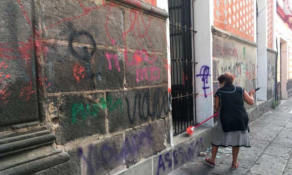 Doña Patricia apoya a feministas: 'pero así no'; ahora limpia las calles tras el #8M