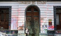 Congreso del Estado de Puebla cumplió, denuncia a feministas por pintas al inmueble 