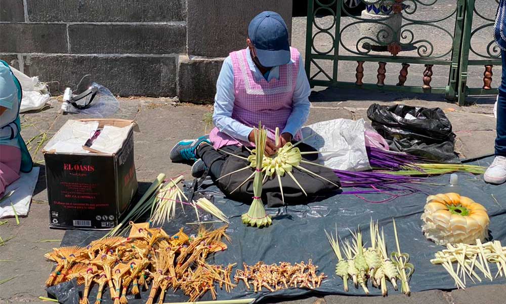 Reportan artesanos de palmas ventas bajas durante el Domingo de Ramos en Puebla 