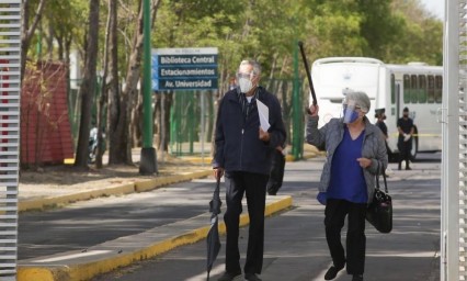 La esperanza y la tranquilidad prevalecen tras recibir la vacuna contra Covid-19 en abuelitos 