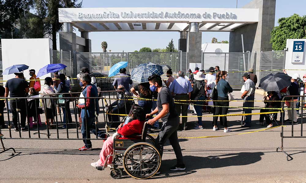 Eventos desafortunados en el segundo día de vacunación covid en Ciudad Universitaria de Puebla: un infarto y varios desm