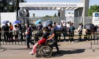 Eventos desafortunados en el segundo día de vacunación covid en Ciudad Universitaria de Puebla: un infarto y varios desmayos