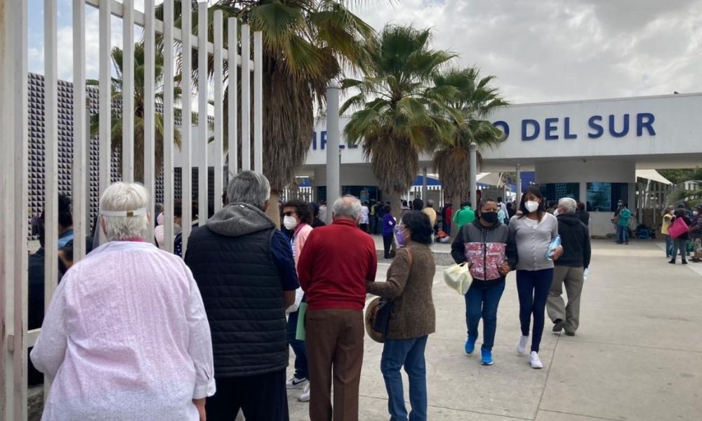 Se generan largas filas en el Hospital del Sur en Puebla capital