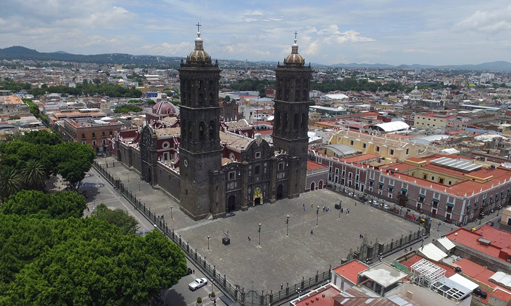 Sin importar contingencia sanitaria, poblanos y turistas pasean por la catedral de Puebla 
