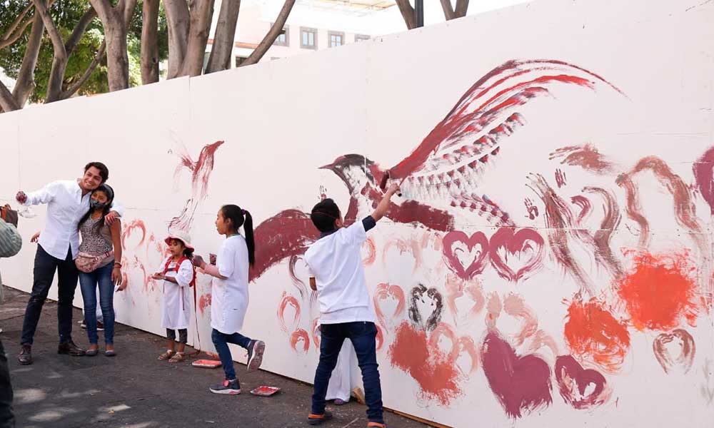 Niños en situación de calle pintan mural para visibilizar su situación precaria en Puebla 