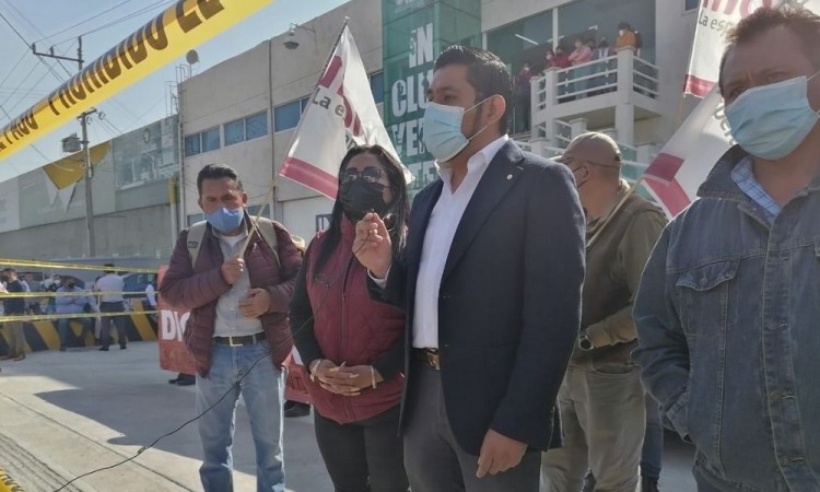 Militantes de Morena impiden registro de candidatos de Morena; bloquean el IEE 