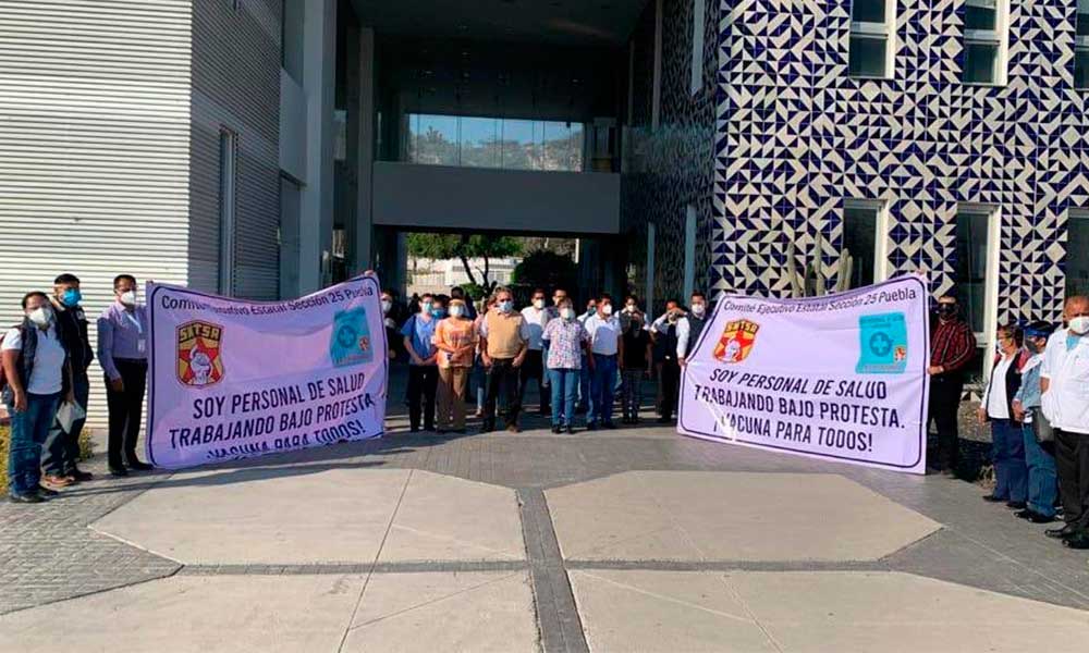 Trabajadores del SNTSA Puebla se manifestaron para exigir vacunas contra covid para el personal médico 