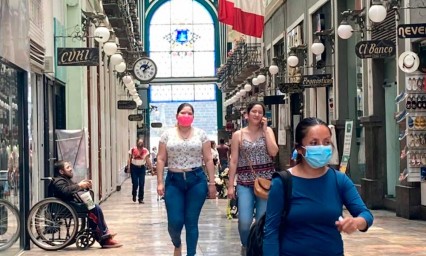 ¡No entienden! Poblanos mantienen paseos por Centro Histórico sin temor al Covid-19