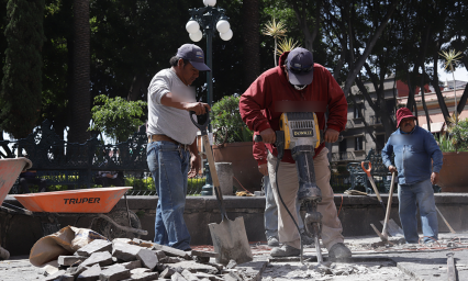 Barbosa denuncia que quitaron lajas del zócalo; INAH corrige que sólo serán las que estén en mal estado