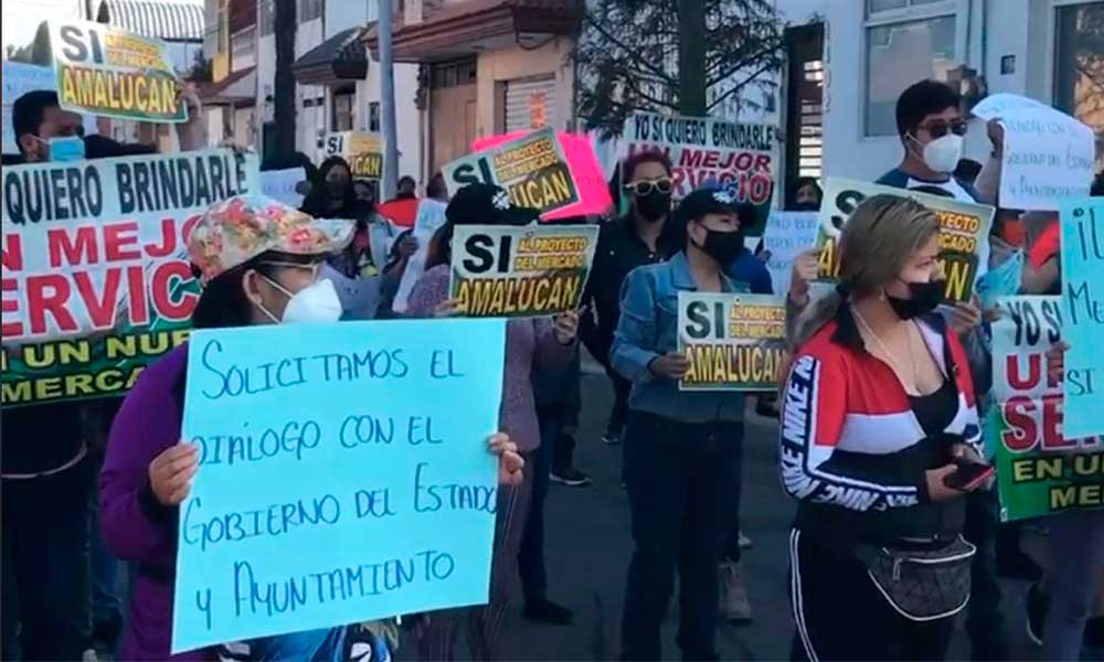 Locatarios del mercado Amalucan bloquean la carretera federal a Tehuacán para exigir las obras de remodelación 