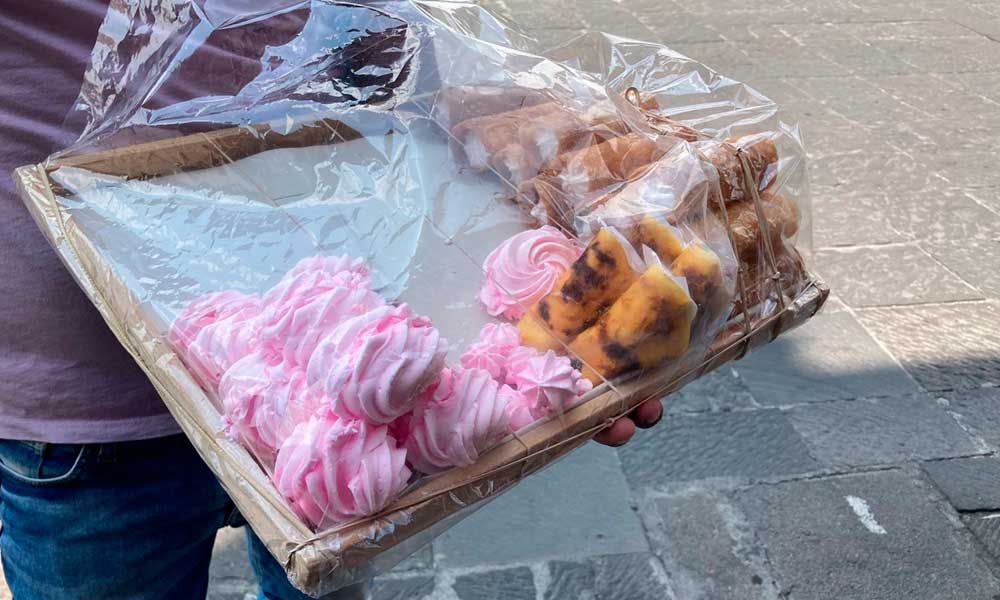 Venta de dulces típicos por calles de Centro Histórico, tradición que se va extinguiendo 