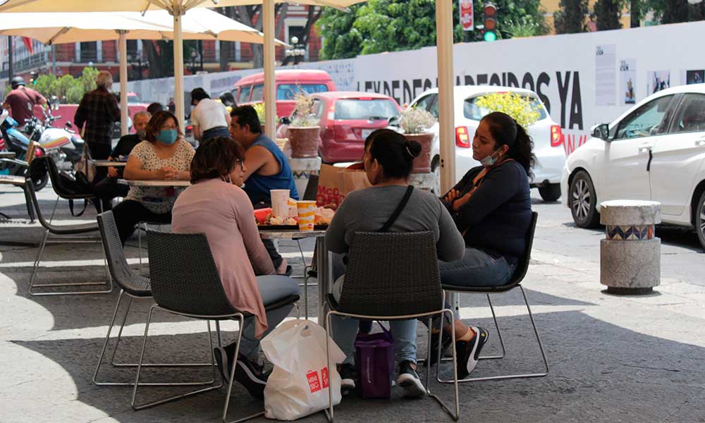 “Respiran” restaurantes y comercios en Puebla al disminuir restricciones por covid-19