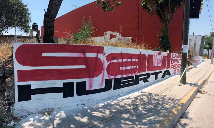 “Violador” se lee en propaganda de Saúl Huerta en Puebla 
