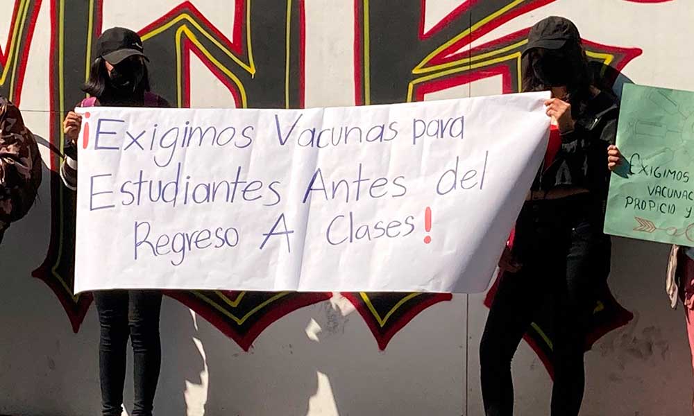 Estudiantes en Puebla exigen vacunas anti-covid para regresar a clases presenciales