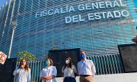 Candidatos a diputaciones federales de Va por México realizan una toma simbólica en las instalaciones de la FGE de Puebla