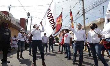 Candidatos hacen lo que sea para obtener simpatía de los ciudadanos