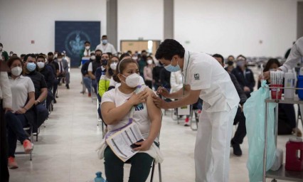 Con éxito arrancó jornada de vacunación para maestros en sede Buap