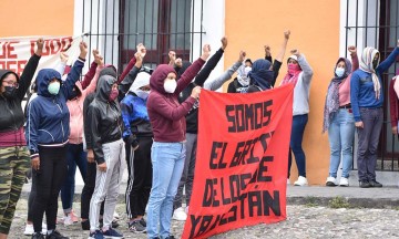 ¡Un zafarrancho! Así llama Barbosa a la manifestación de normalistas afuera de Casa Aguayo