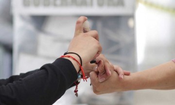 Ciudadanos acuden a votar a casilla de la CAPU después de las 6 de la tarde