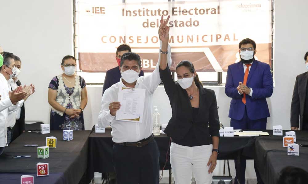 Recibe Eduardo Rivera su constancia como alcalde electo de Puebla