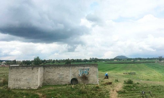 A la deriva viviendas en construcción cerca del socavón en Zacatepec