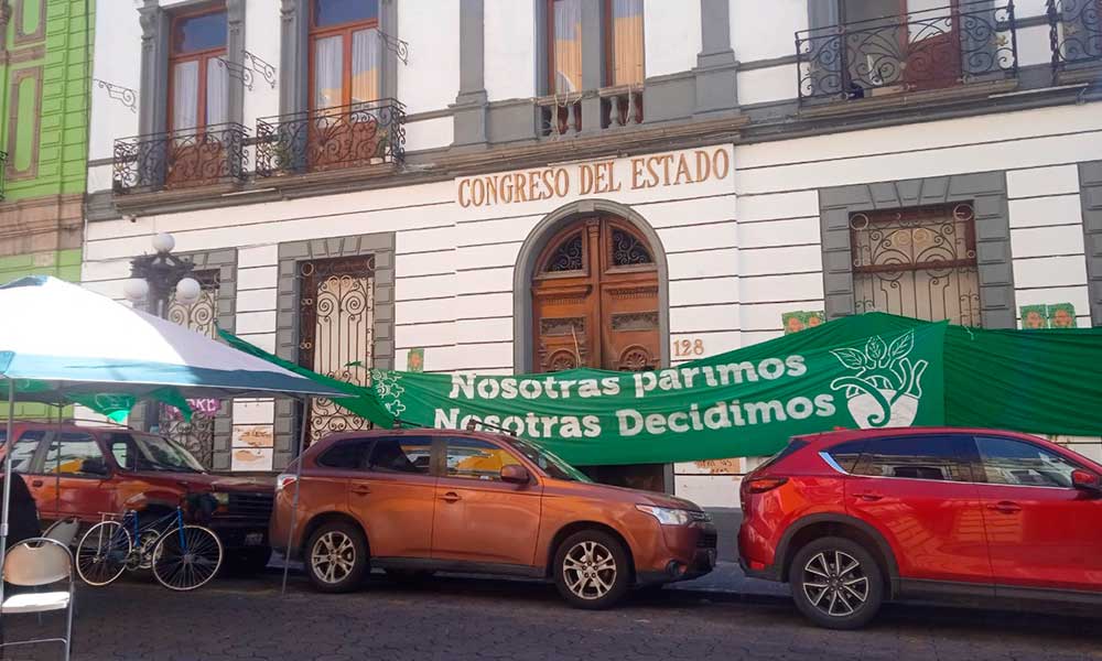 Evade Nora Merino debate para despenalizar el aborto en Puebla, acusan feministas 