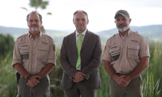 Firma Africam Safari convenio con la empresa Lester colchones para la conservación del elefante africano