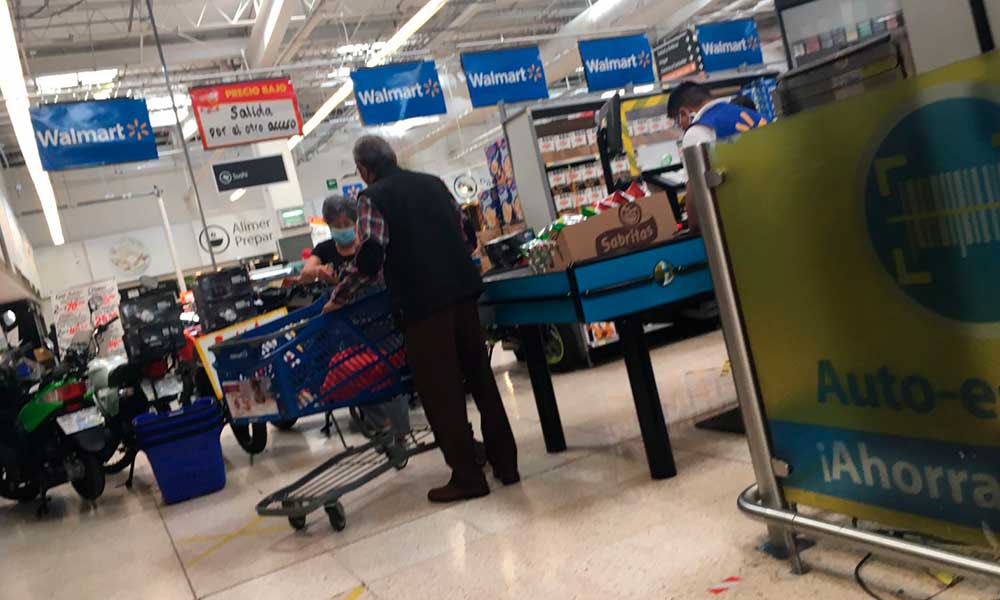 Ante ausencia de empacadores de la tercera edad, los mismos abuelitos embolsan su despensa en Walmart