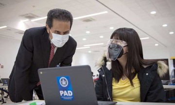 Rector Alfonso Esparza Ortiz realiza recorrido en el arranque del examen de admisión 2021