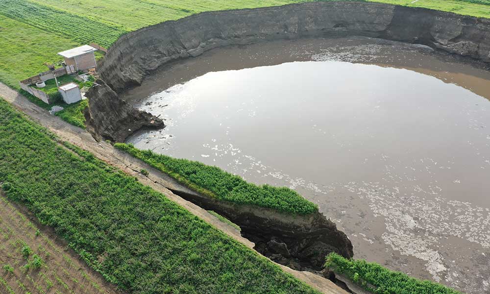 Revela Secretaría de Medio Ambiente que el socavón se generó por extracción masiva de agua por pozos irregulares