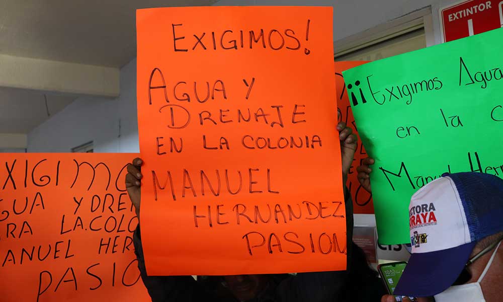 Realizan protesta en las instalaciones de Conagua Puebla para exigir servicio de agua potable