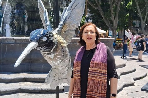 Ana Tere visita exposición de colibríes de artistas poblanos en zócalo de Puebla
