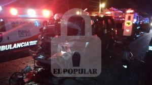 Olvida frenar y se embarra en tráiler