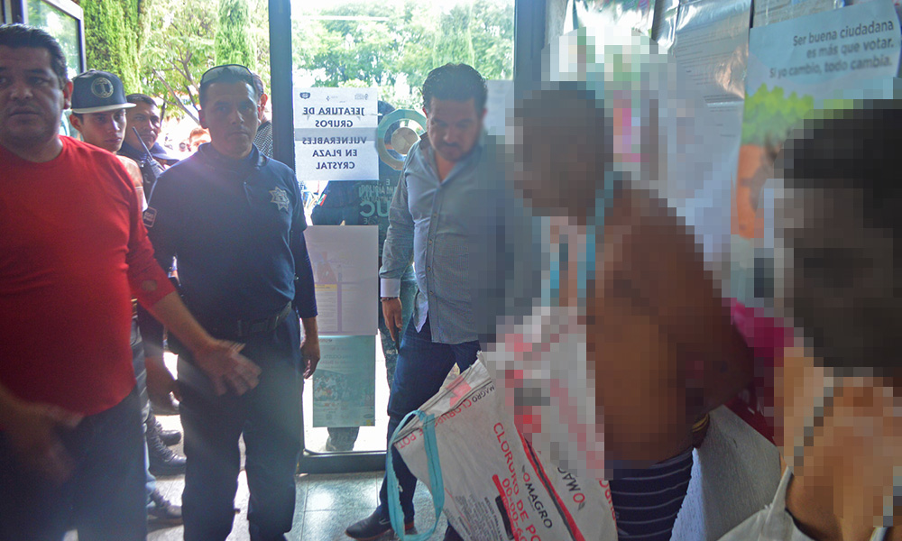 Salvan de linchamiento a presuntos ladrones en Texmelucan
