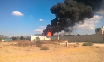 Arde bodega de huachicoleros; corren a Ej&eacute;rcito