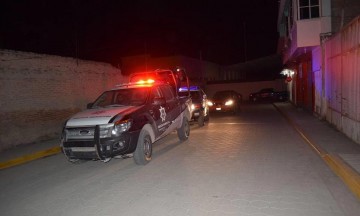 Hallan mercancía robada en camioneta de jefe policiaco