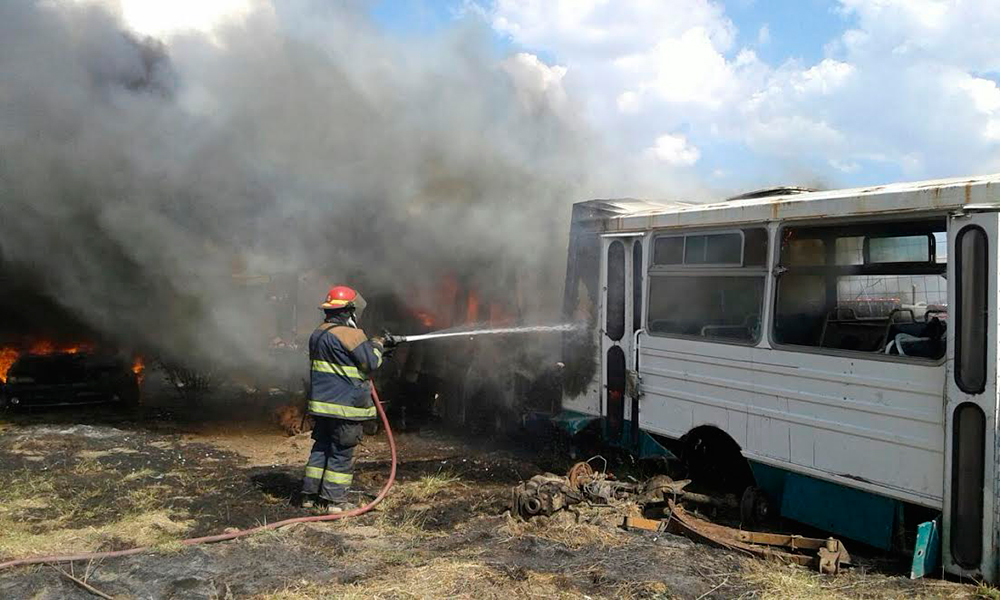 Consume incendio decenas de vehículos en corralón