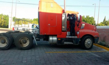 Viven transportistas una jornada negra