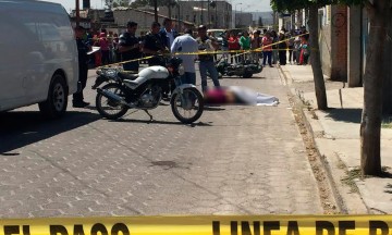 Por esquivar tope, motociclista derrapa y fallece