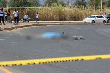 Intentó ciclista ganarle a tráiler en Tehuacán