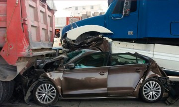 Aplastan tractocamiones a autos compactos
