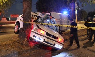 Muere al estrellarse contra un árbol