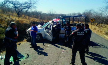 Vuelcan policías auxiliares por culpa de bache