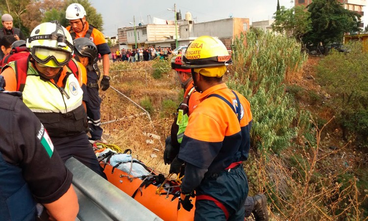 Fallecen joven y anciana por caídas en barrancas