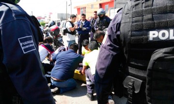 Arrolla motopatrullera a madre e hijo