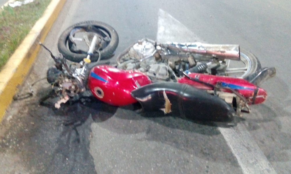 Derrapón le cuesta la vida a motociclista