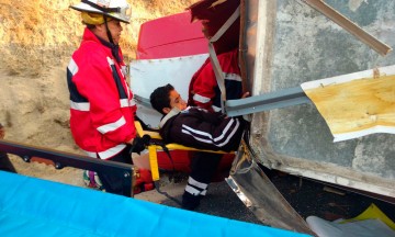 Aparatoso choque deja dos lesionados en la Puebla-Orizaba