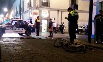 Arrolla microbusero a ciclista