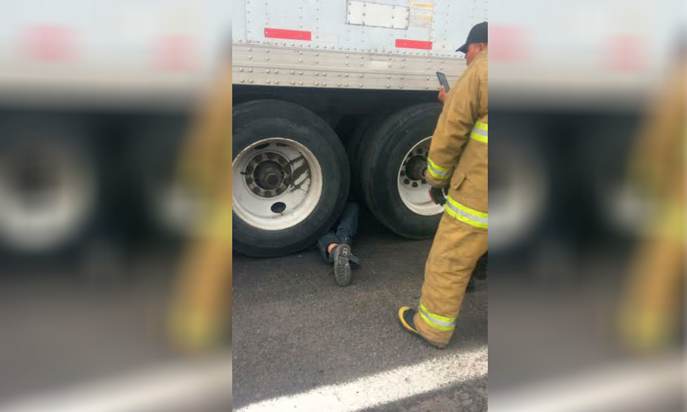 Acaba bajo las llantas de un tráiler